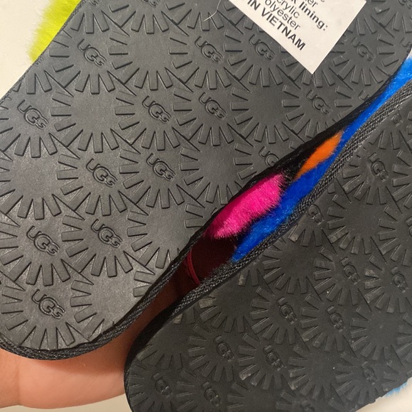 {UGG} Toddler Slippers - Picture 5 of 6